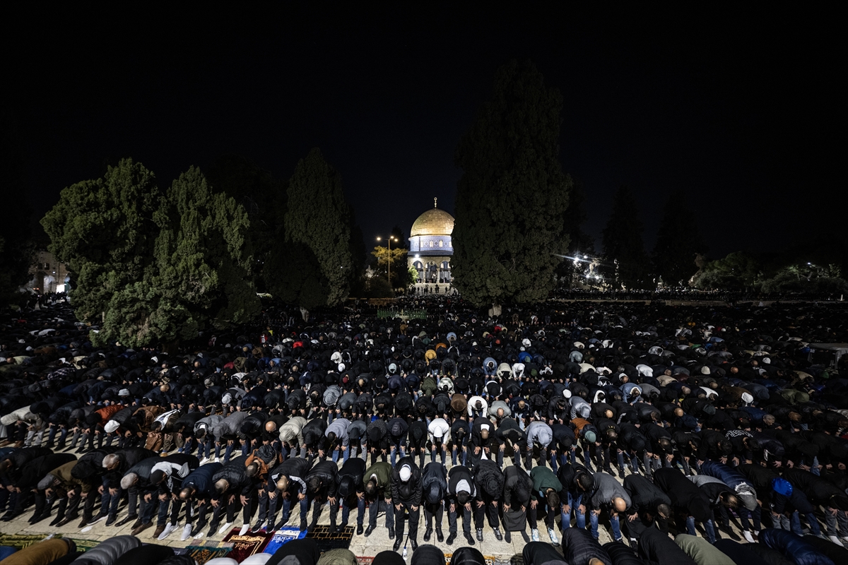 Mescid-i Aksa'da teravih namazı kılındı