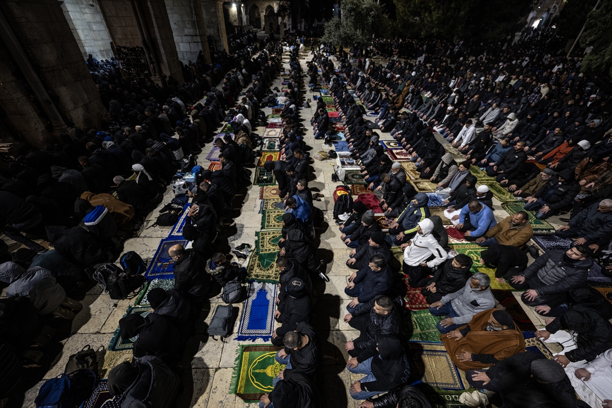 Mescid-i Aksa'da teravih namazı kılındı