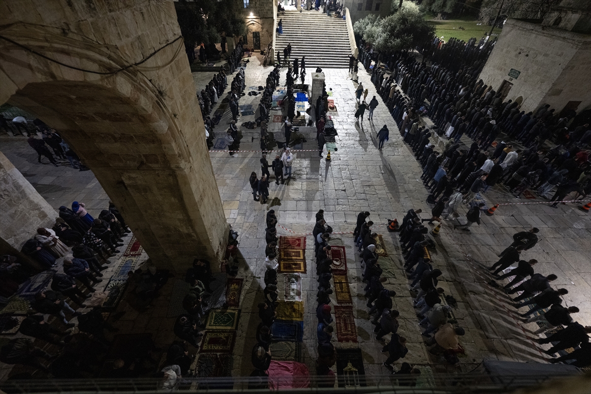 Mescid-i Aksa'da teravih namazı kılındı