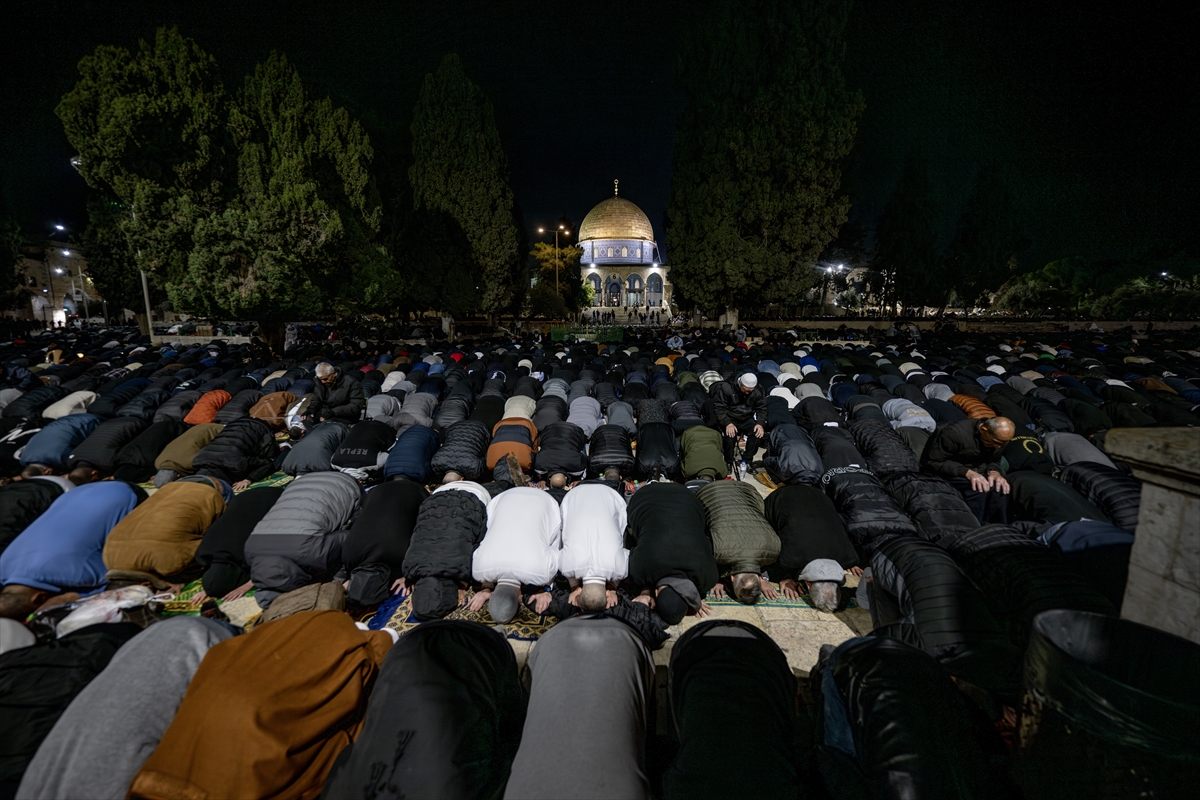 Mescid-i Aksa'da teravih namazı kılındı