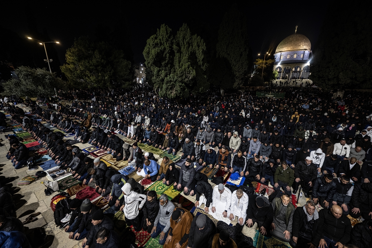 Mescid-i Aksa'da teravih namazı kılındı