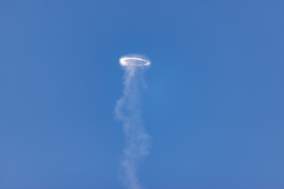 Etna Yanardağı'nın püskürttüğü halka şekilli dumanlar