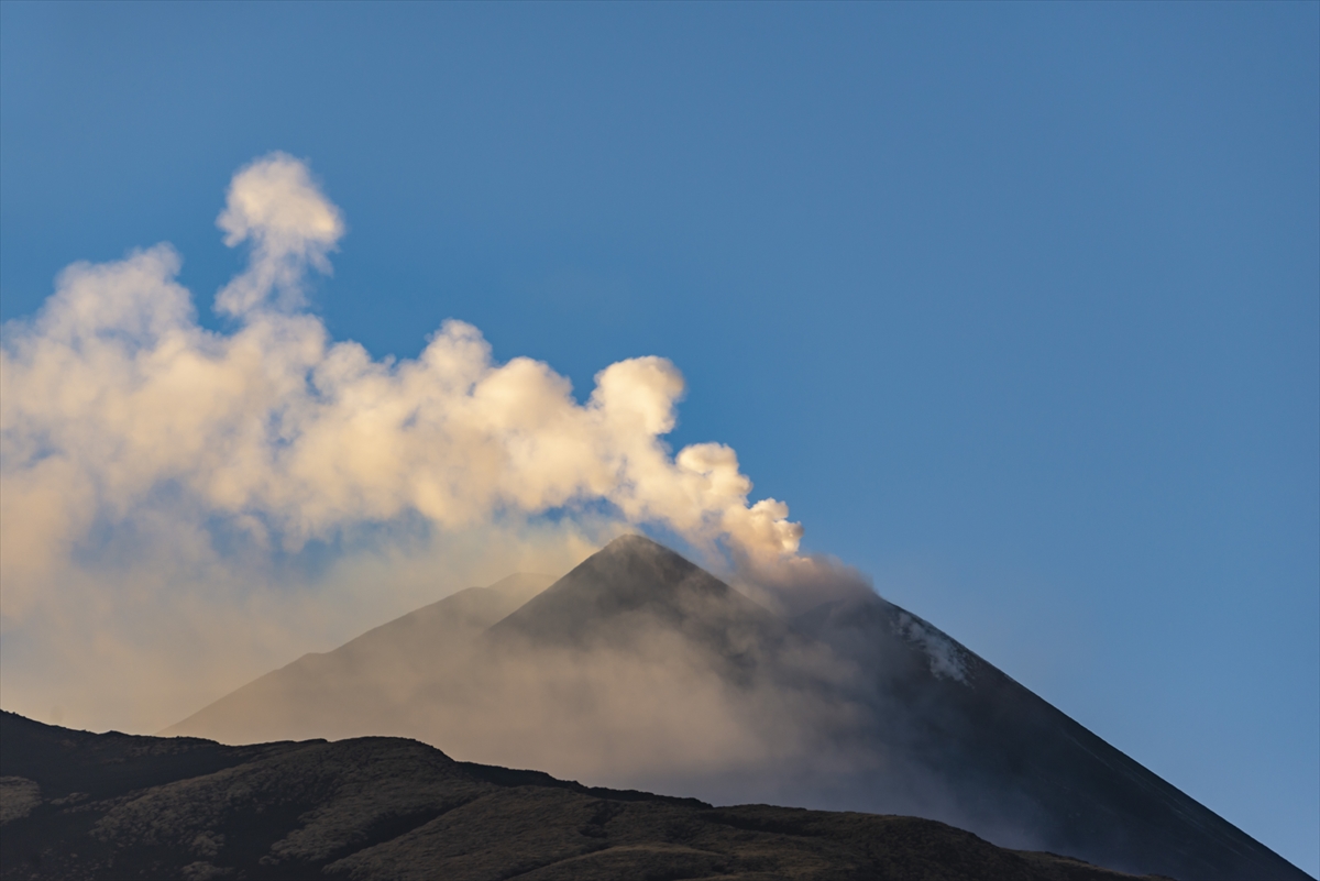Etna Yanardağı'nın püskürttüğü halka şekilli dumanlar