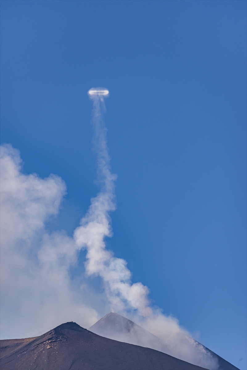 Etna Yanardağı'nın püskürttüğü halka şekilli dumanlar