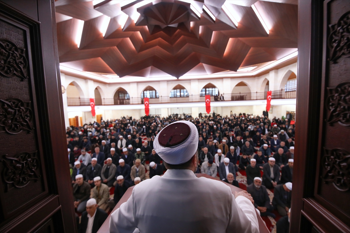 Yurtta bayram namazı kareleri