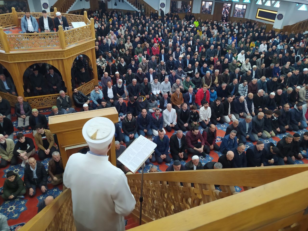 Yurtta bayram namazı kareleri