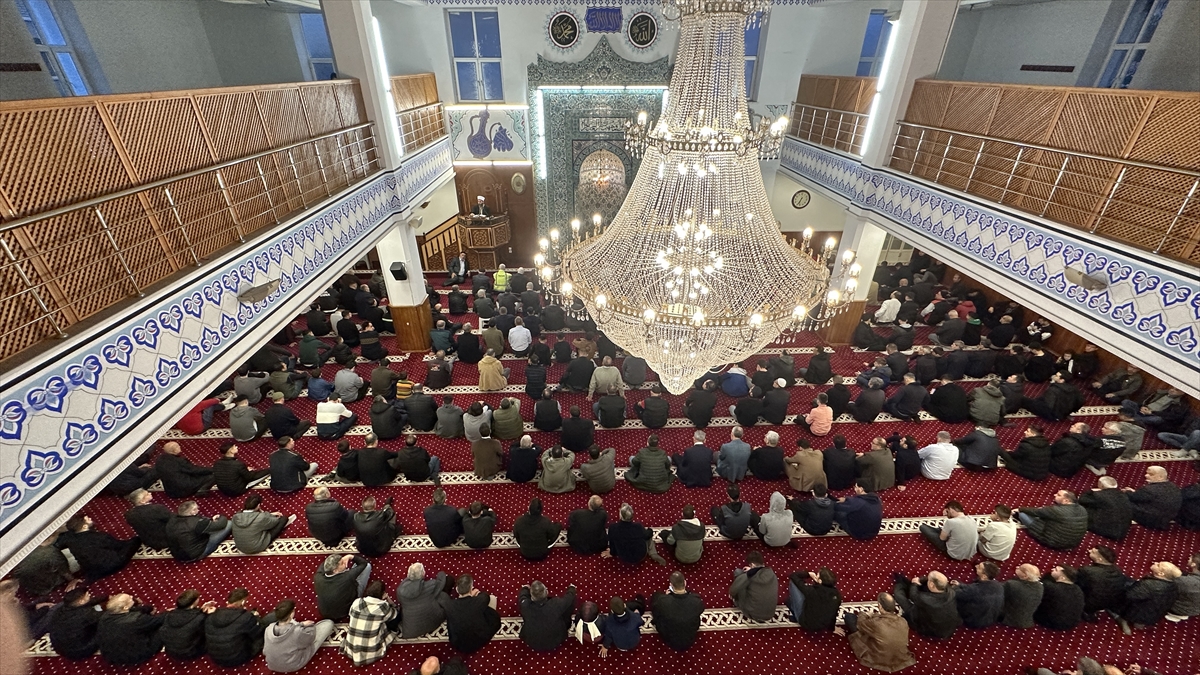 Yurtta bayram namazı kareleri