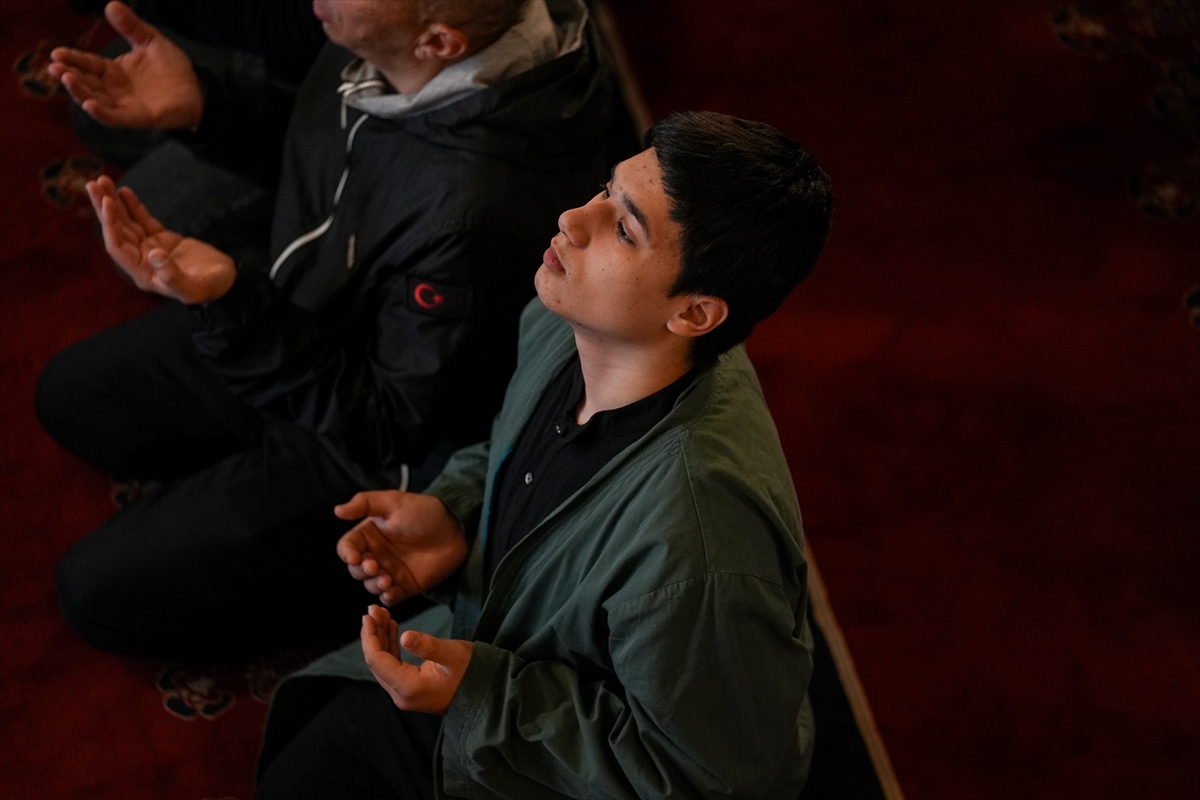 Yurtta bayram namazı kareleri