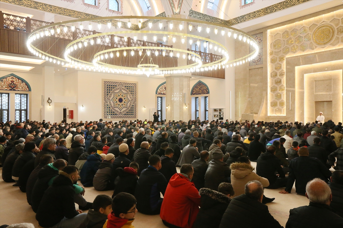 Yurtta bayram namazı kareleri