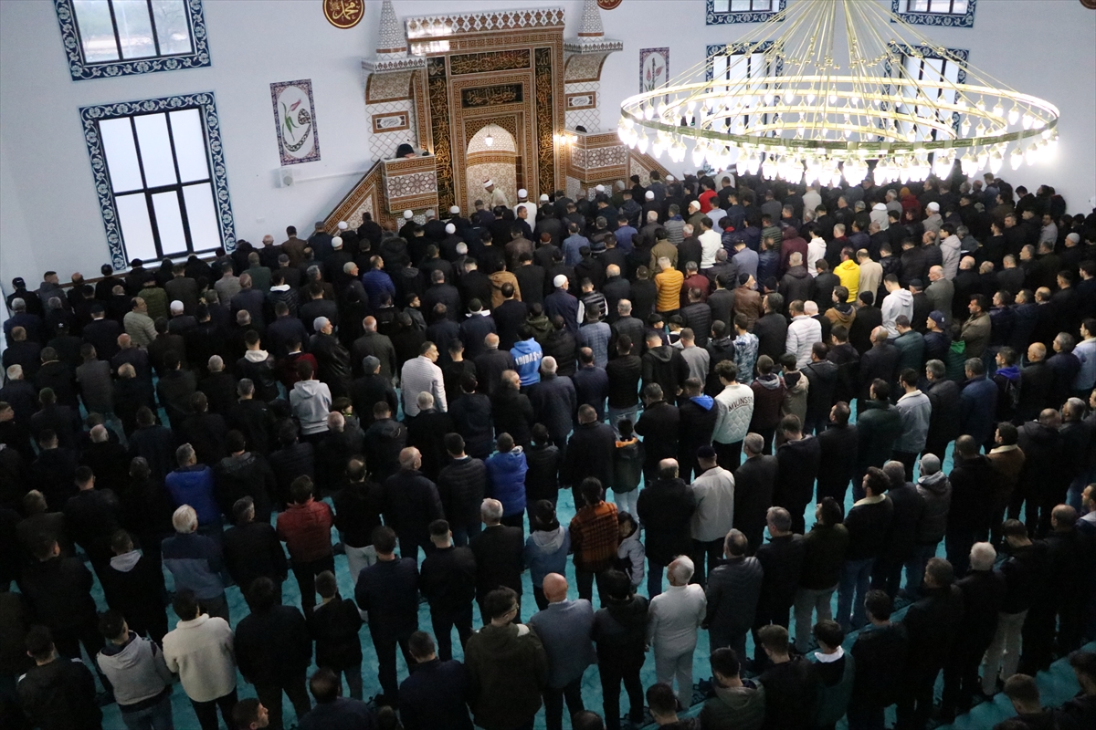 Yurtta bayram namazı kareleri