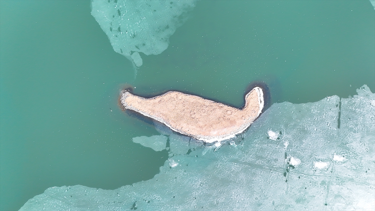 Kars'ta Çıldır Gölü'nün üzerindeki buzlar erimeye başladı