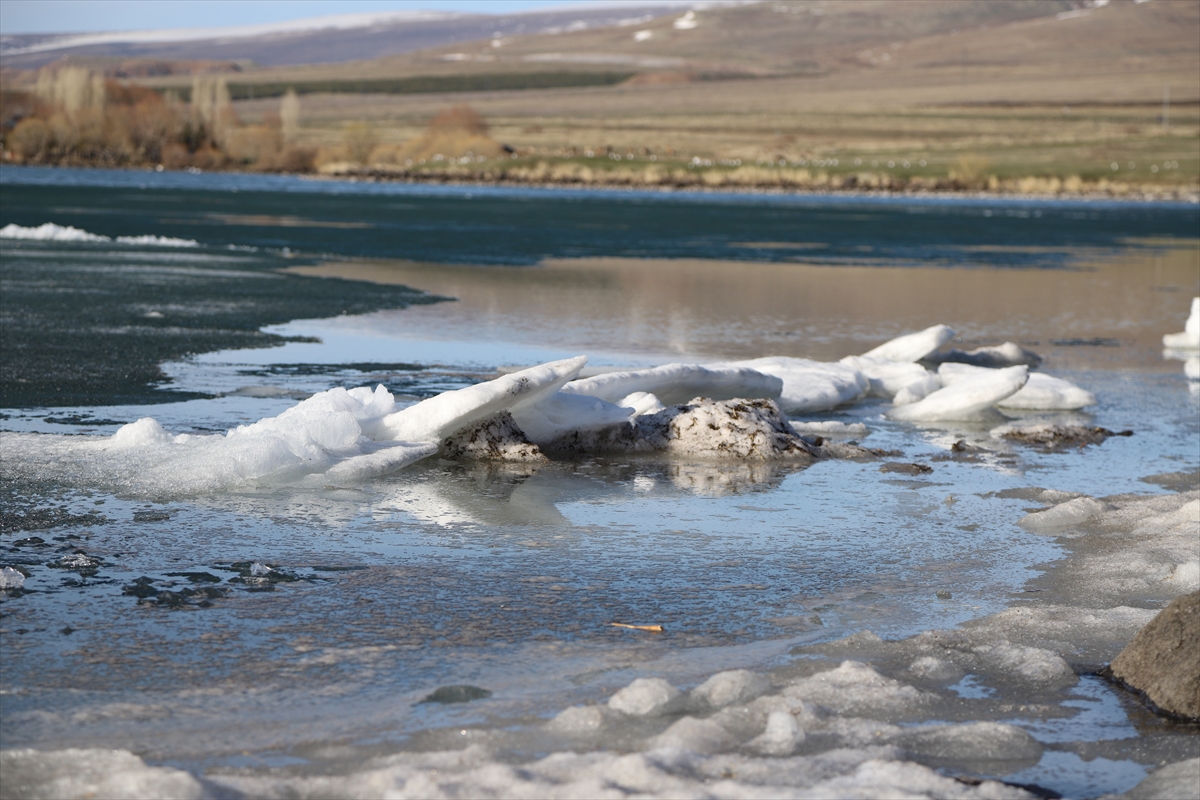 Kars'ta Çıldır Gölü'nün üzerindeki buzlar erimeye başladı