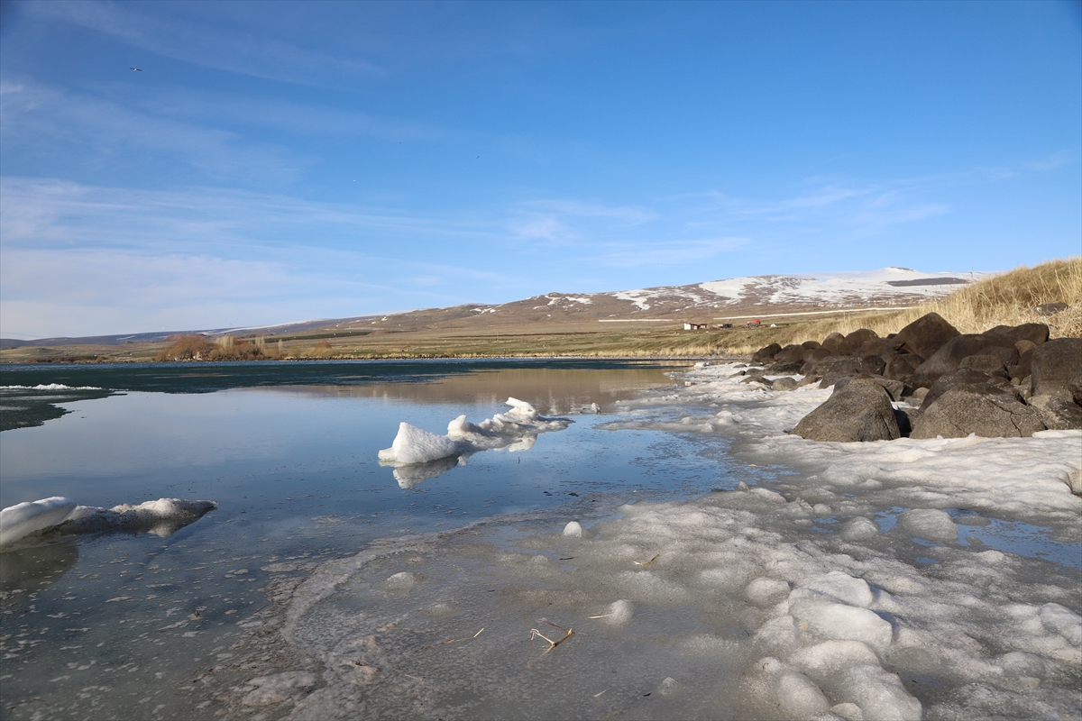 Kars'ta Çıldır Gölü'nün üzerindeki buzlar erimeye başladı