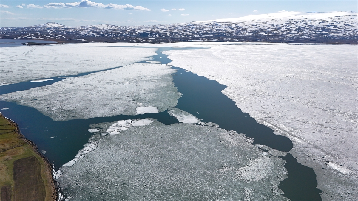 Kars'ta Çıldır Gölü'nün üzerindeki buzlar erimeye başladı