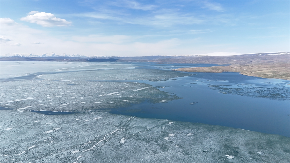 Kars'ta Çıldır Gölü'nün üzerindeki buzlar erimeye başladı