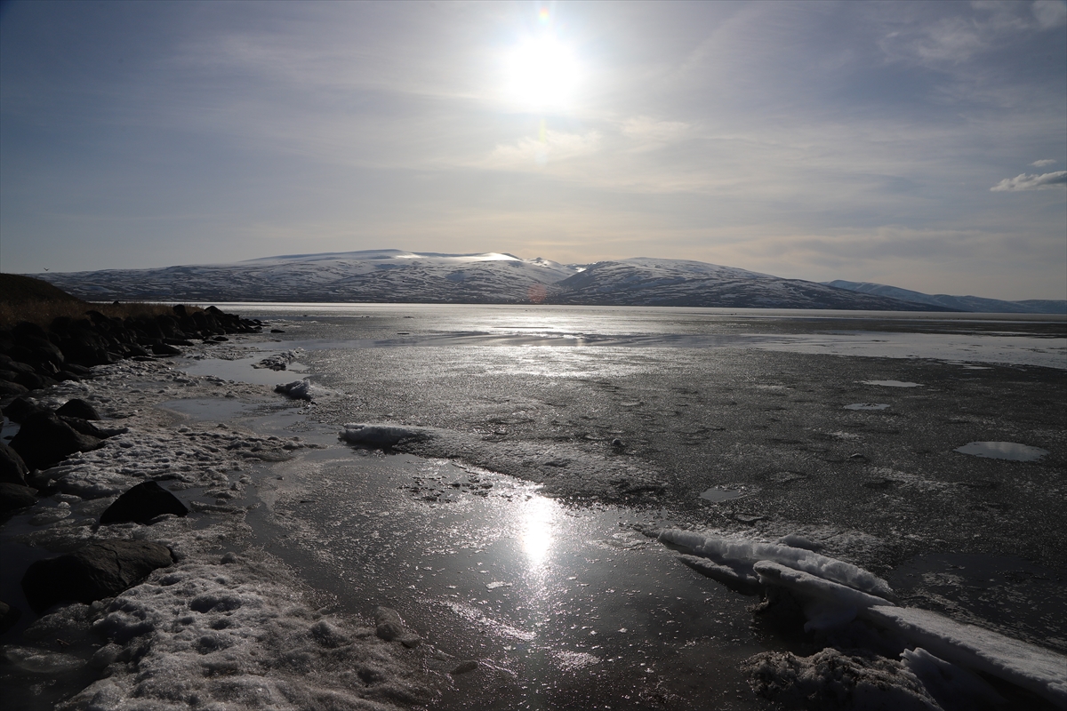 Kars'ta Çıldır Gölü'nün üzerindeki buzlar erimeye başladı