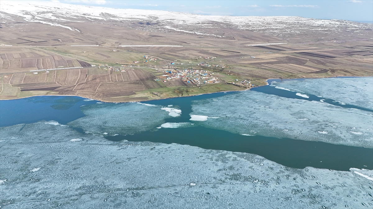 Kars'ta Çıldır Gölü'nün üzerindeki buzlar erimeye başladı