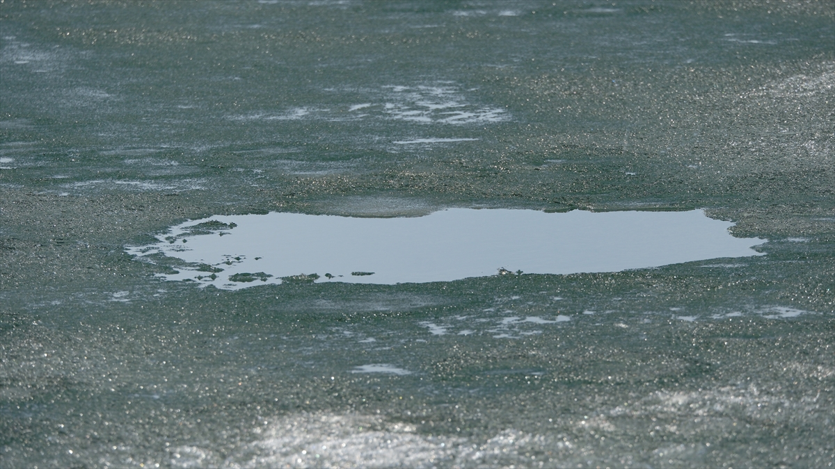 Kars'ta Çıldır Gölü'nün üzerindeki buzlar erimeye başladı