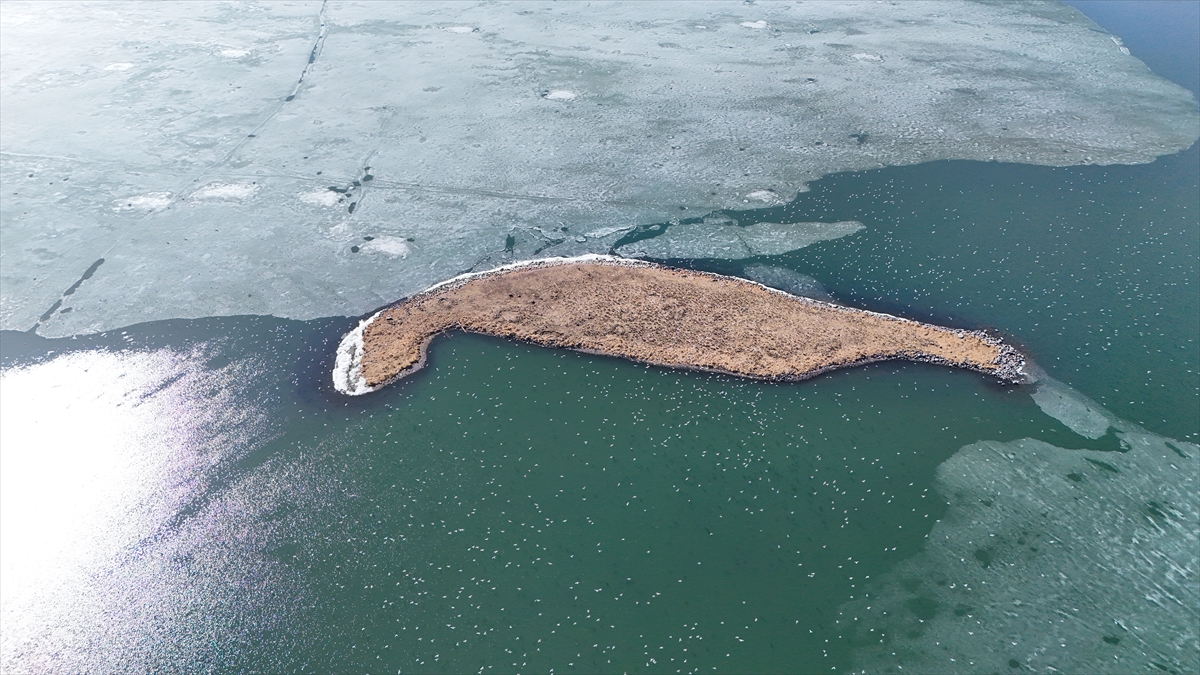 Kars'ta Çıldır Gölü'nün üzerindeki buzlar erimeye başladı