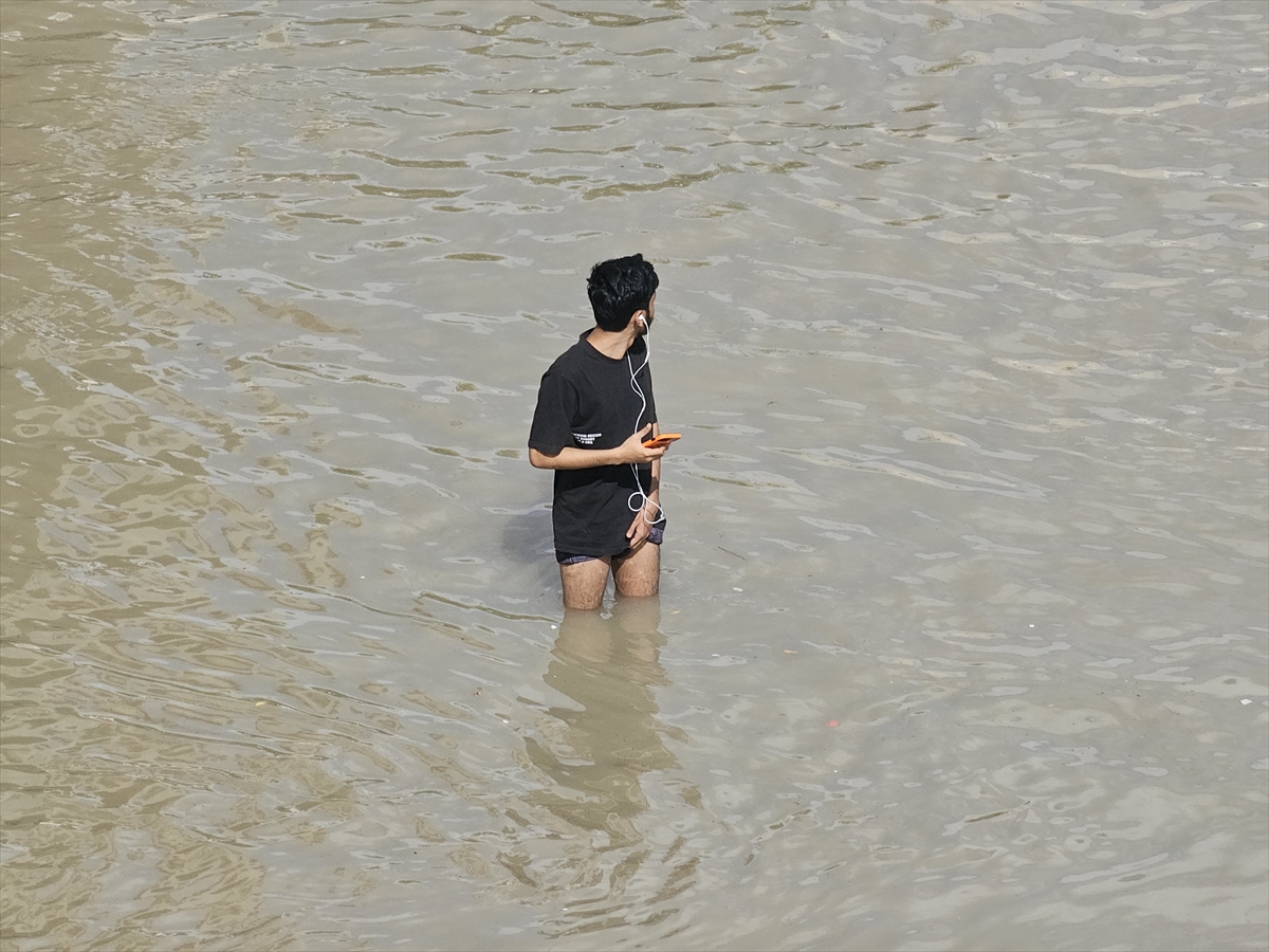 BAE'de şiddetli yağışın getirdiği selden kareler