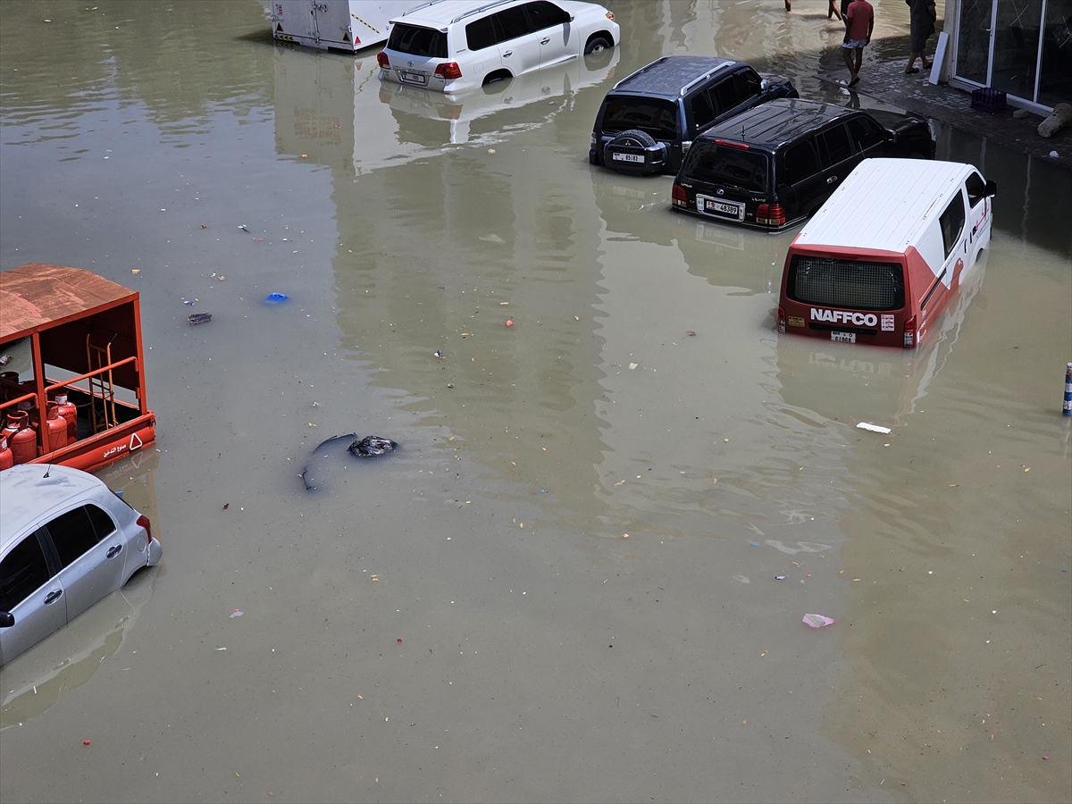 BAE'de şiddetli yağışın getirdiği selden kareler