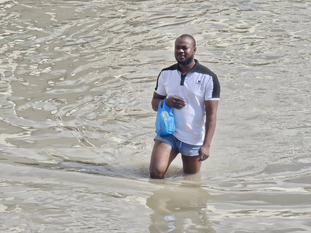 BAE'de şiddetli yağışın getirdiği selden kareler