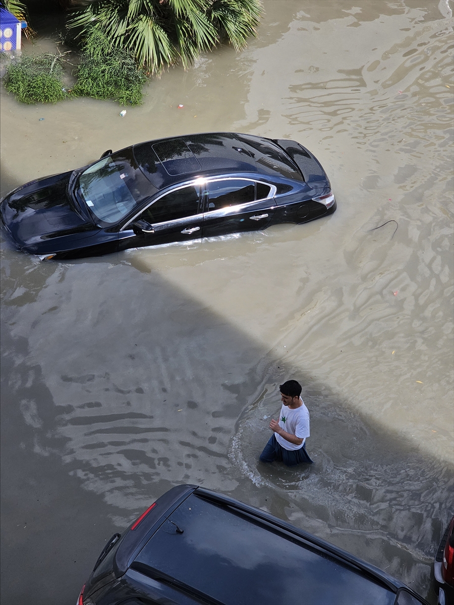 BAE'de şiddetli yağışın getirdiği selden kareler