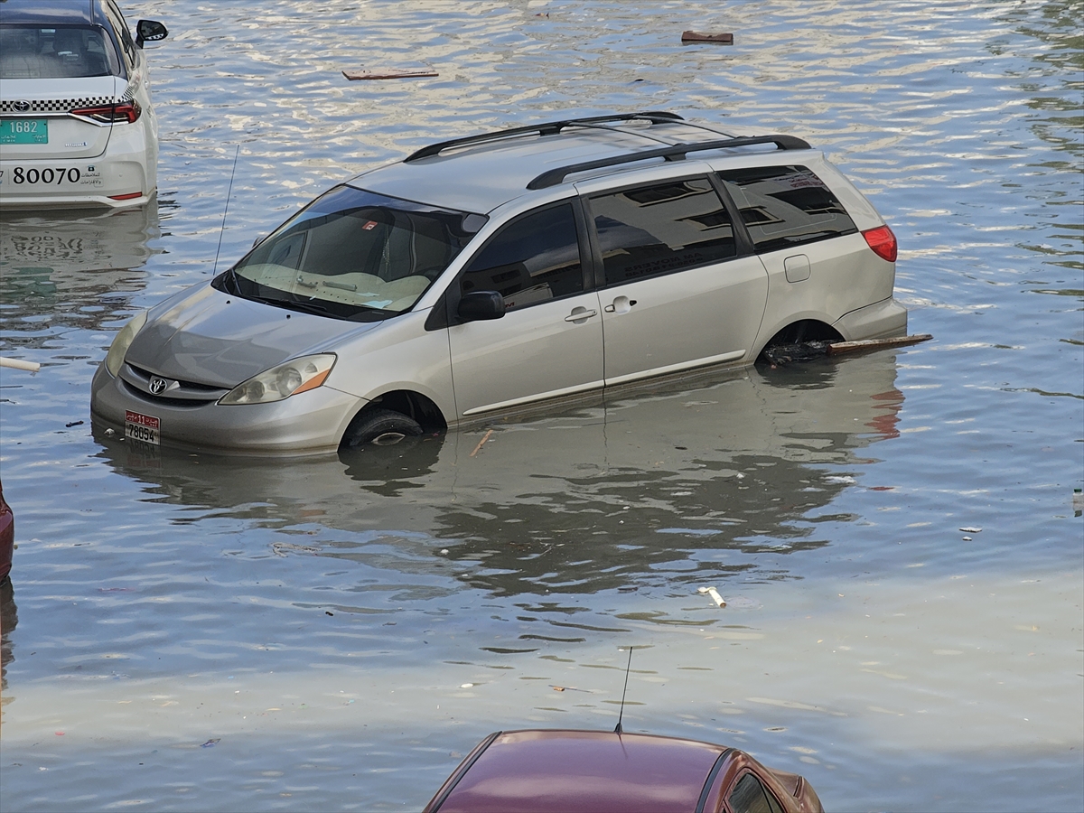 BAE'de şiddetli yağışın getirdiği selden kareler