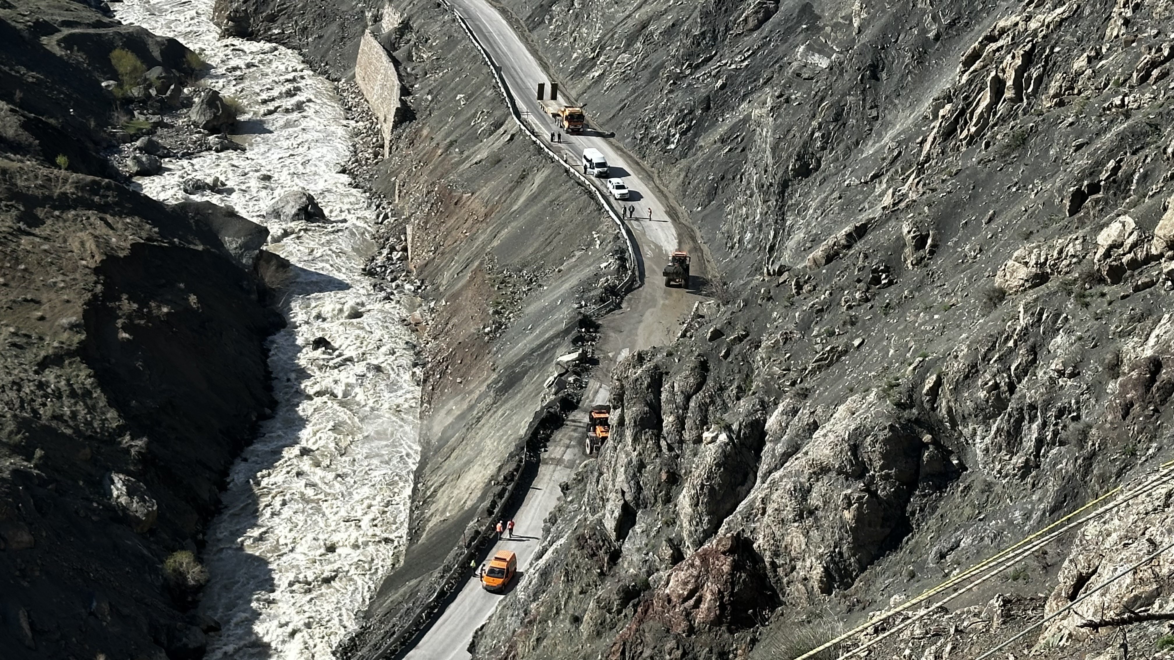 Yüksekova'da heyelanlara karşı dağcılar görevde