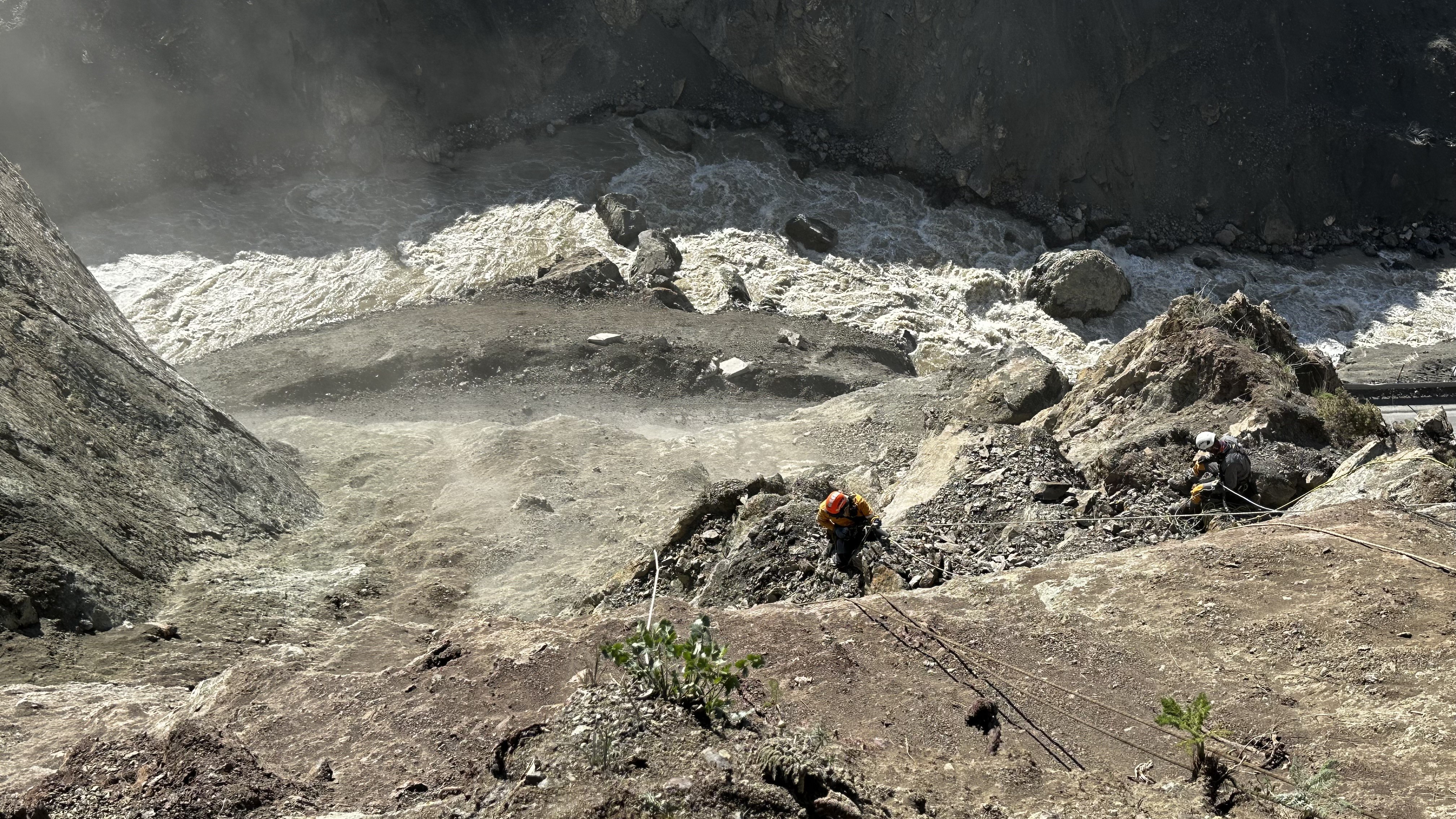 Yüksekova'da heyelanlara karşı dağcılar görevde