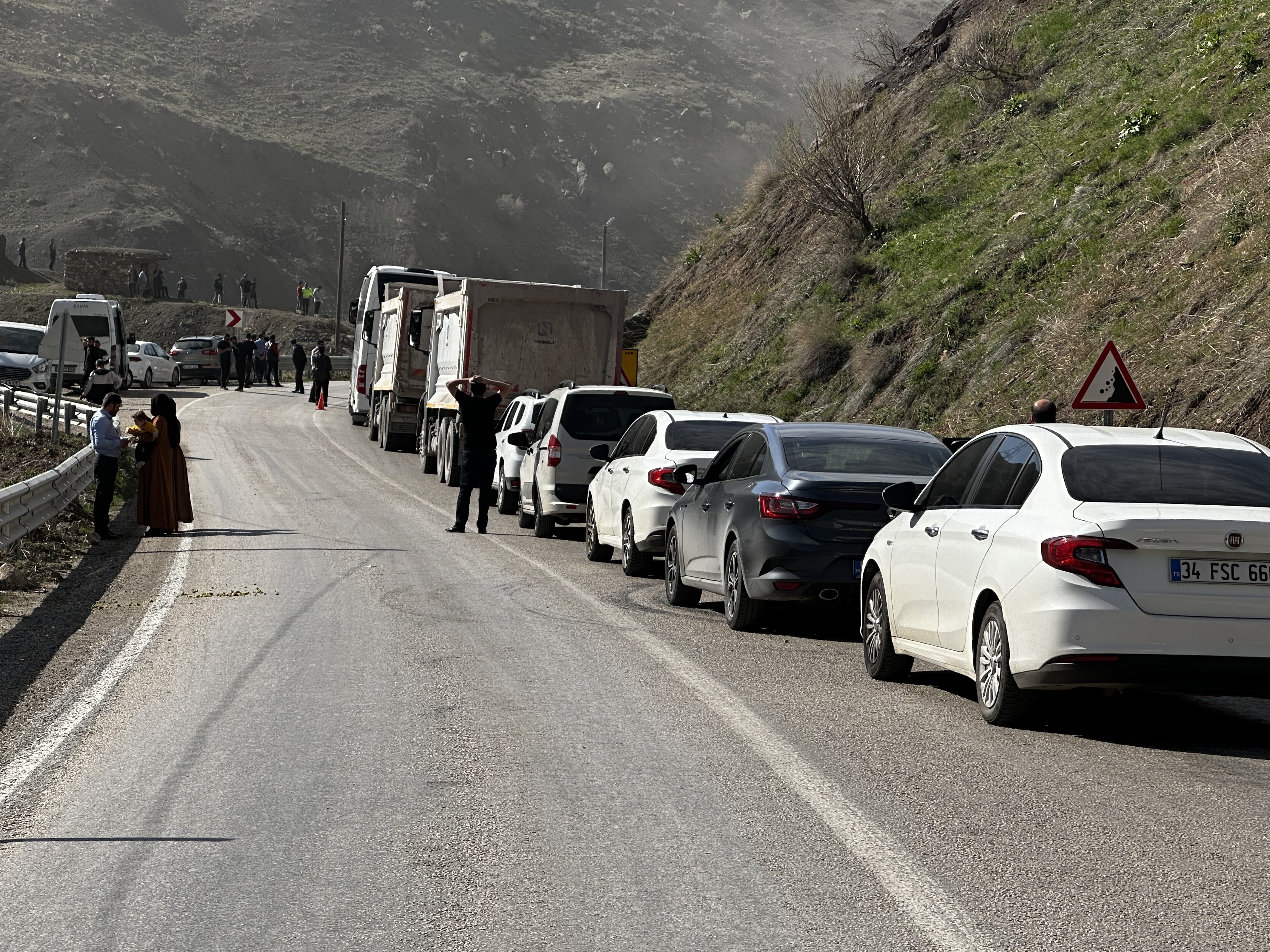 Yüksekova'da heyelanlara karşı dağcılar görevde