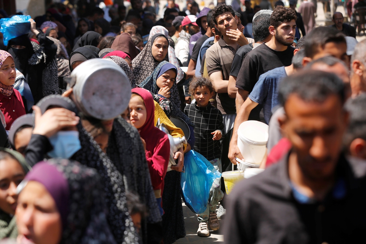 Gazzeli çocuklar yemek kuyruğunda bekliyor
