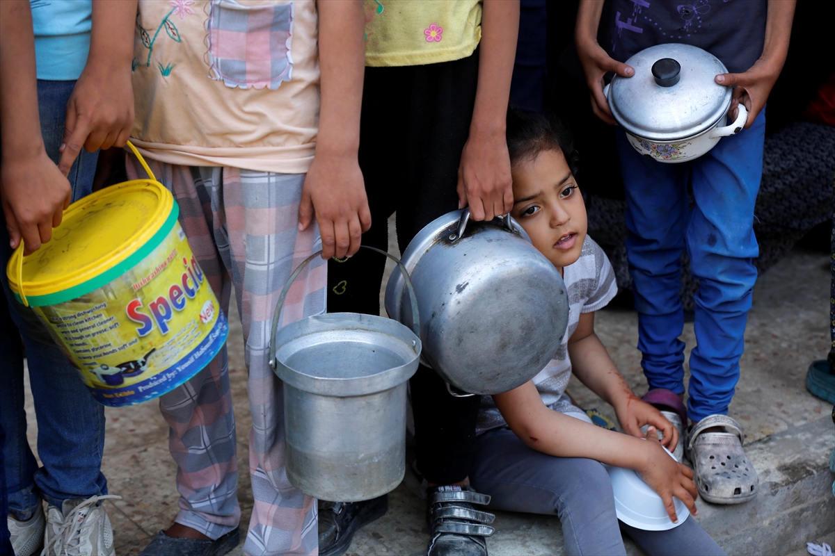 Gazzeli çocuklar yemek kuyruğunda bekliyor
