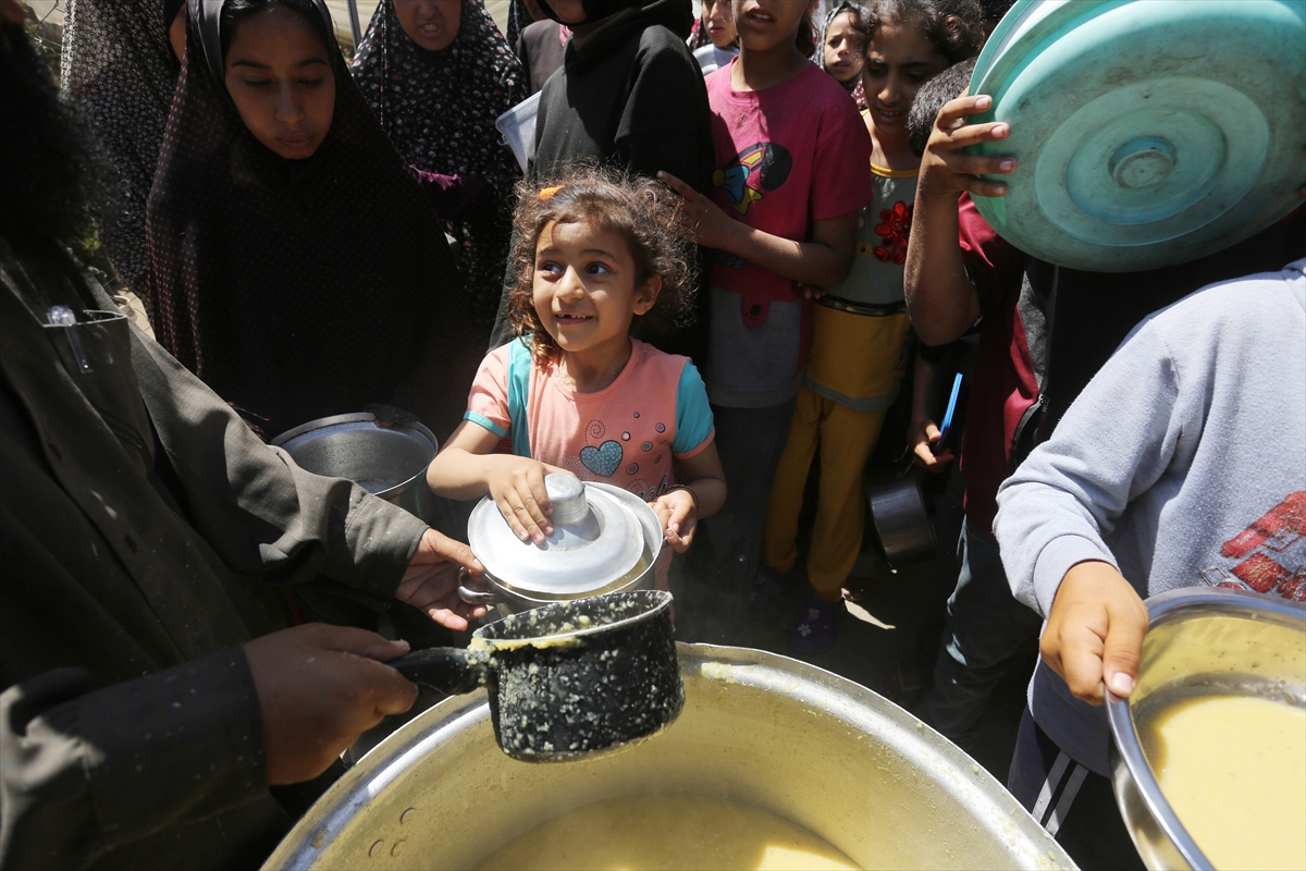 Gazzeli çocuklar yemek kuyruğunda bekliyor