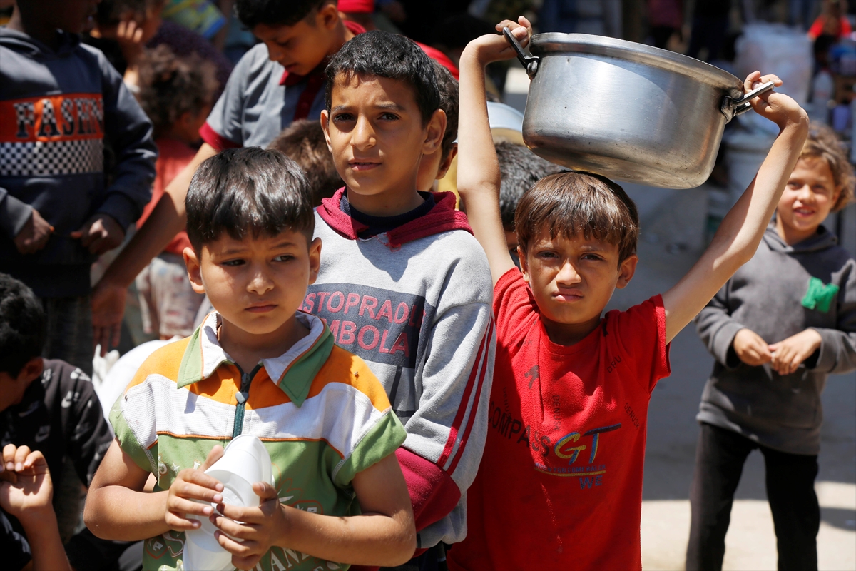Gazzeli çocuklar yemek kuyruğunda bekliyor
