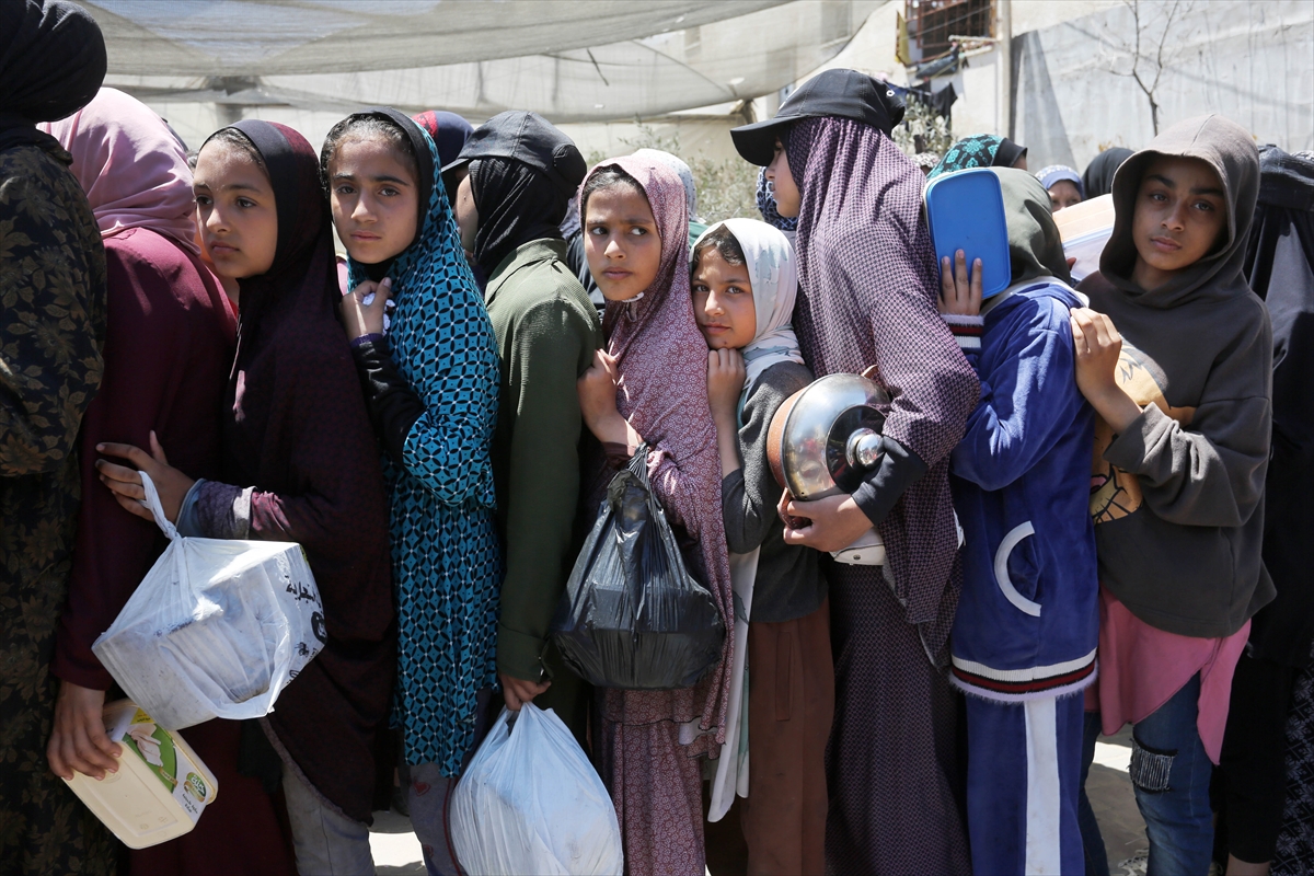Gazzeli çocuklar yemek kuyruğunda bekliyor