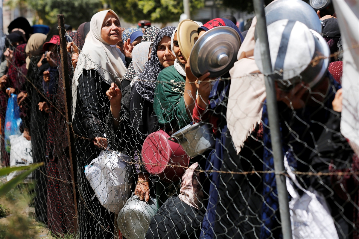 Gazzeli çocuklar yemek kuyruğunda bekliyor