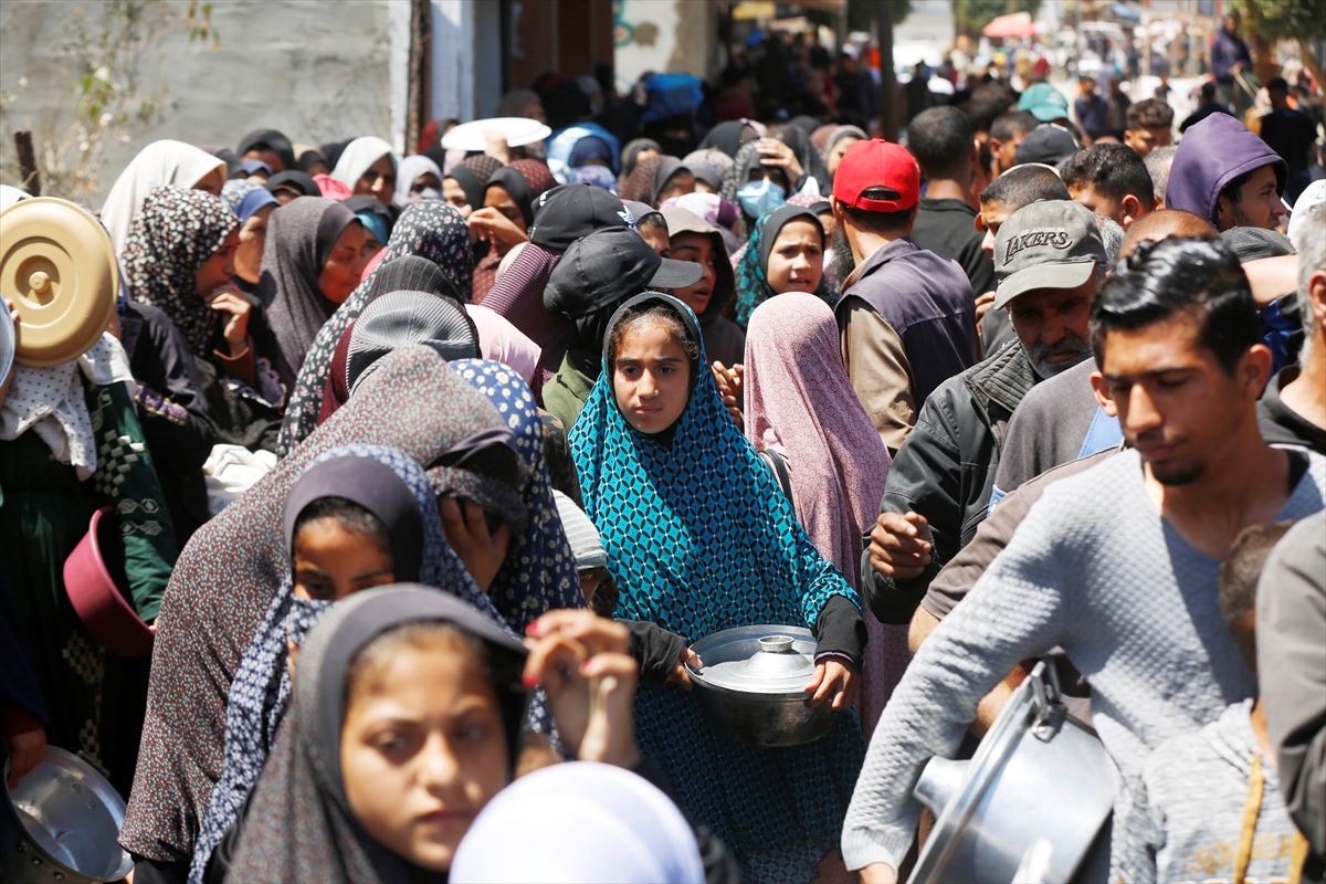 Gazzeli çocuklar yemek kuyruğunda bekliyor