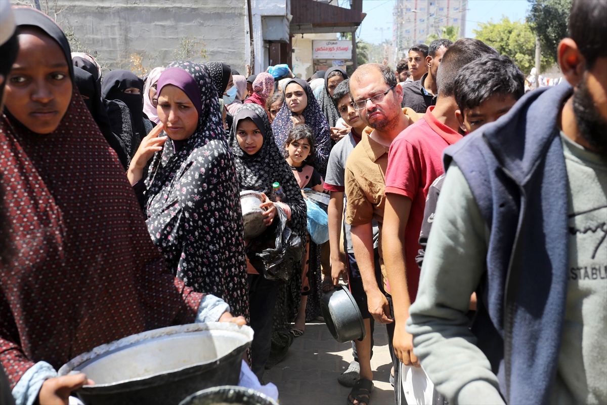 Gazzeli çocuklar yemek kuyruğunda bekliyor