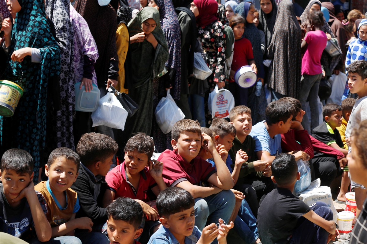 Gazzeli çocuklar yemek kuyruğunda bekliyor