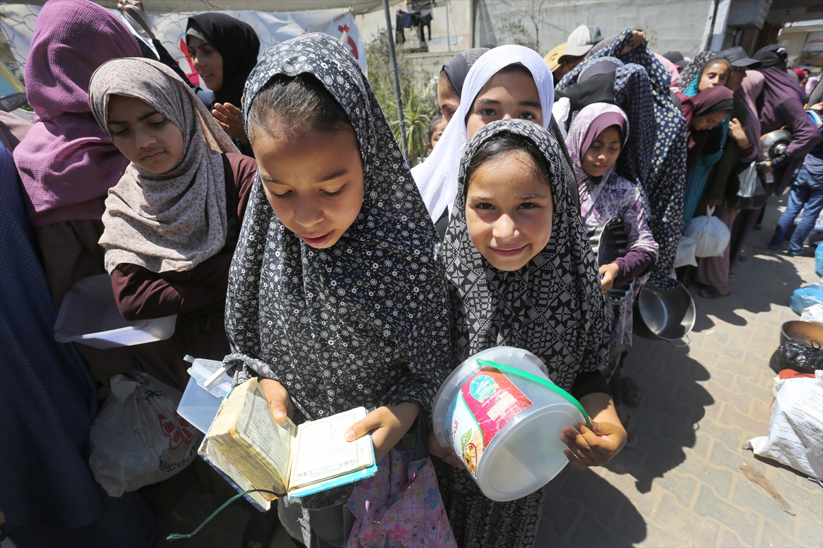 Gazzeli çocuklar yemek kuyruğunda bekliyor