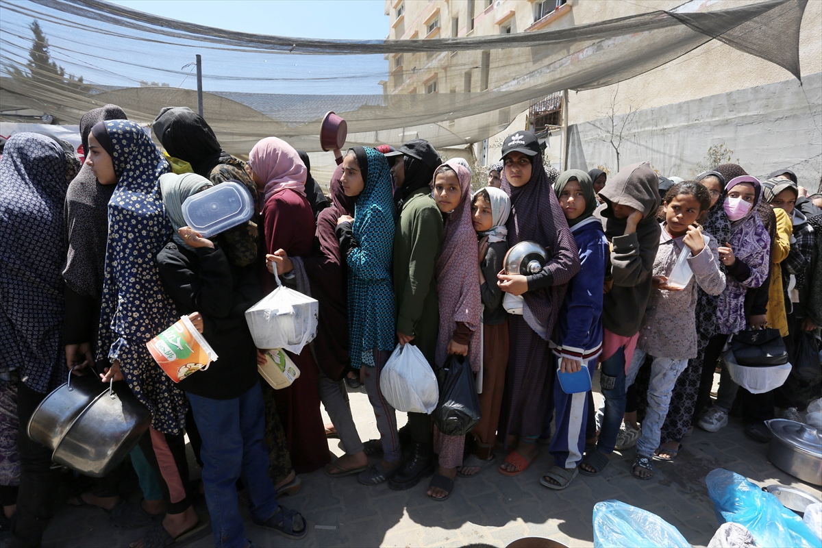 Gazzeli çocuklar yemek kuyruğunda bekliyor
