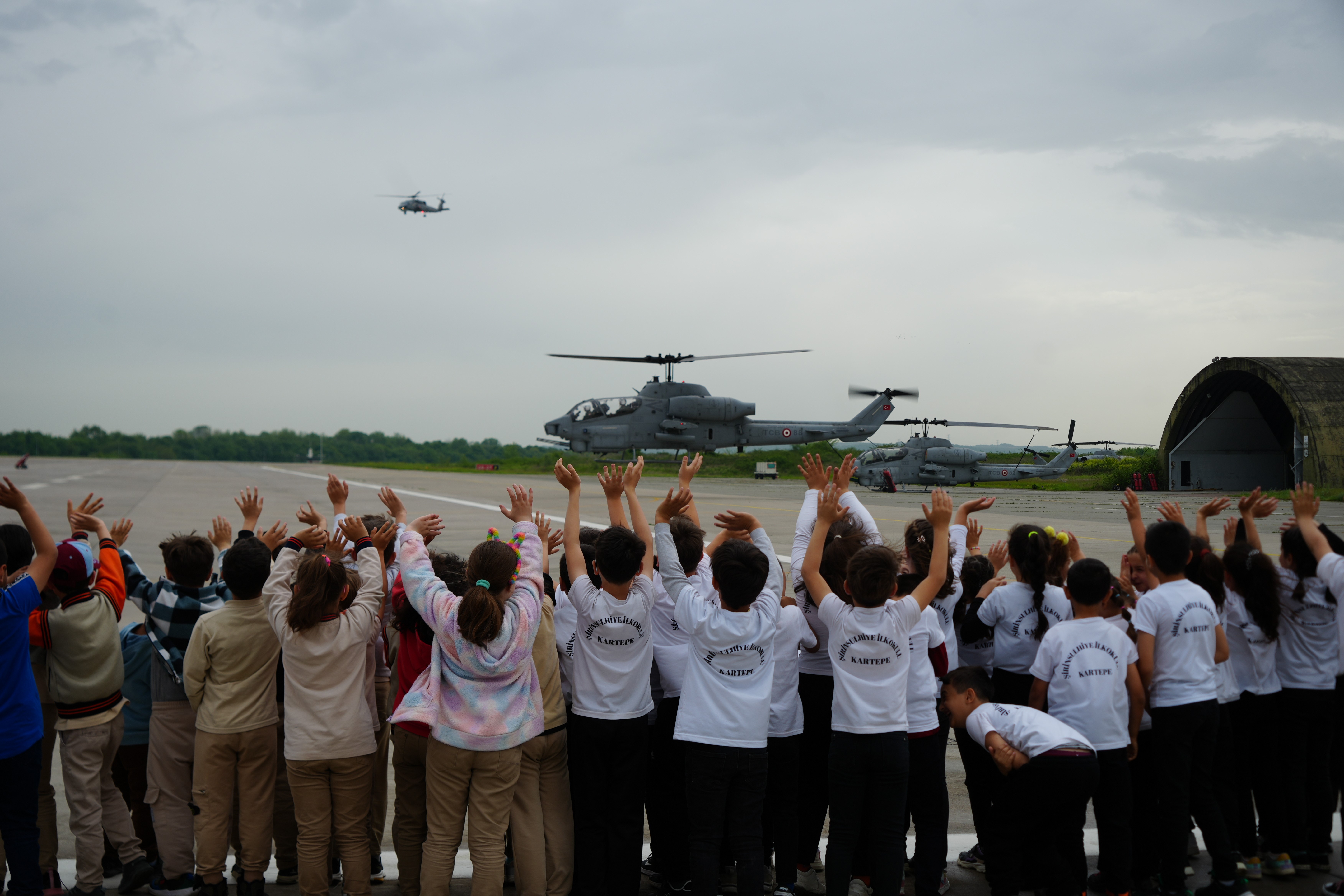 Pilotlardan çocuklara 23 Nisan jesti