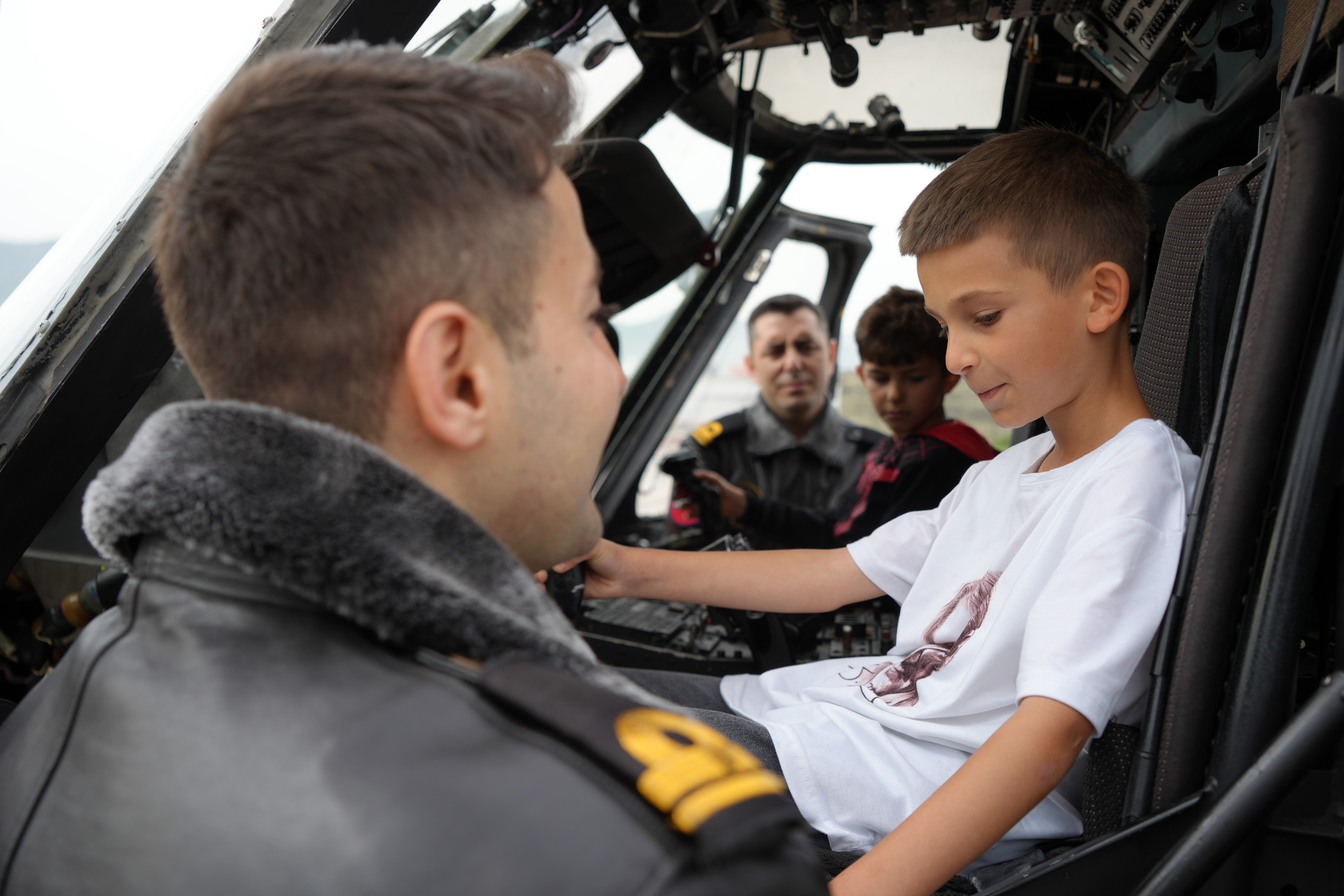 Pilotlardan çocuklara 23 Nisan jesti