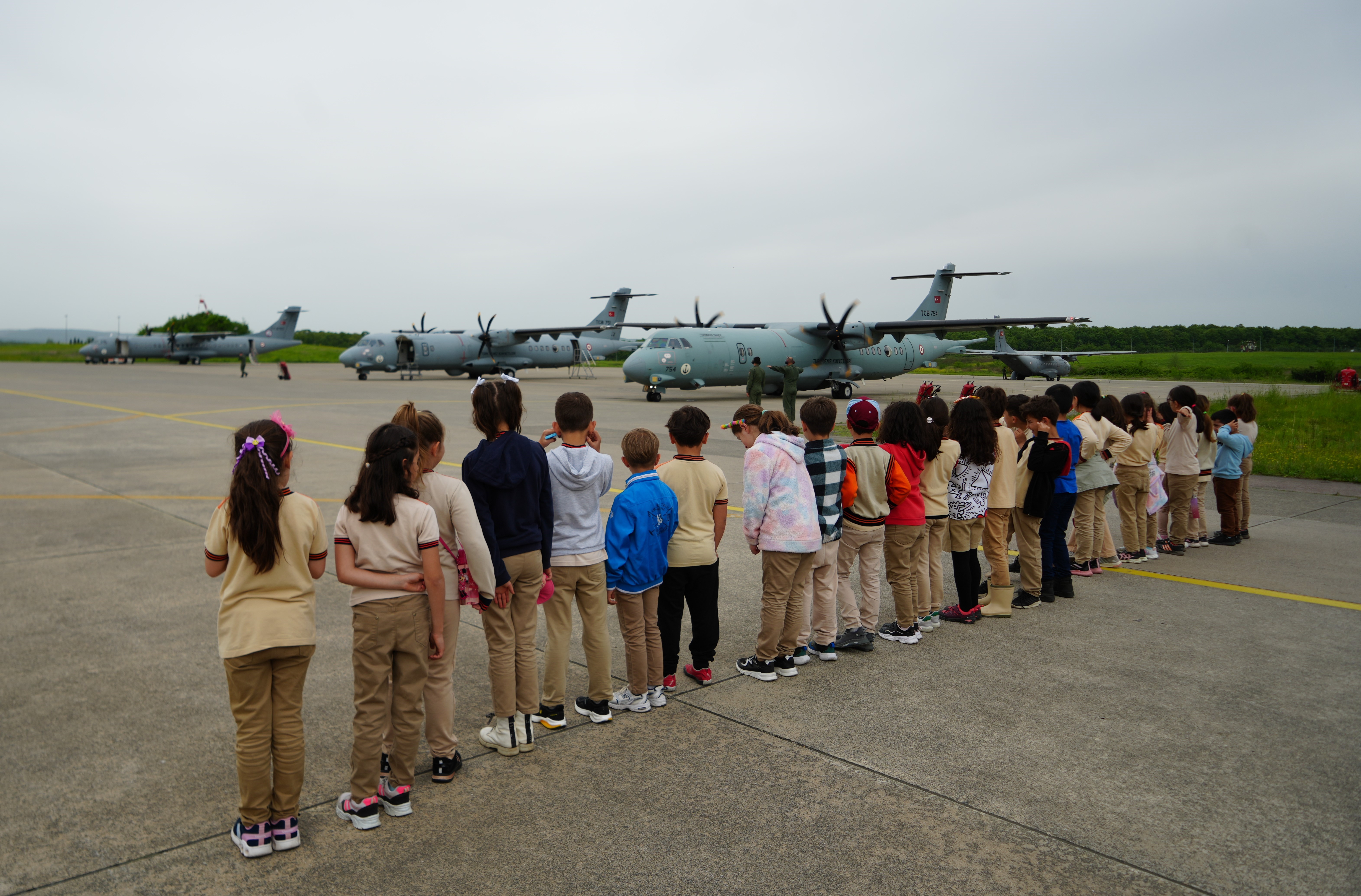 Pilotlardan çocuklara 23 Nisan jesti