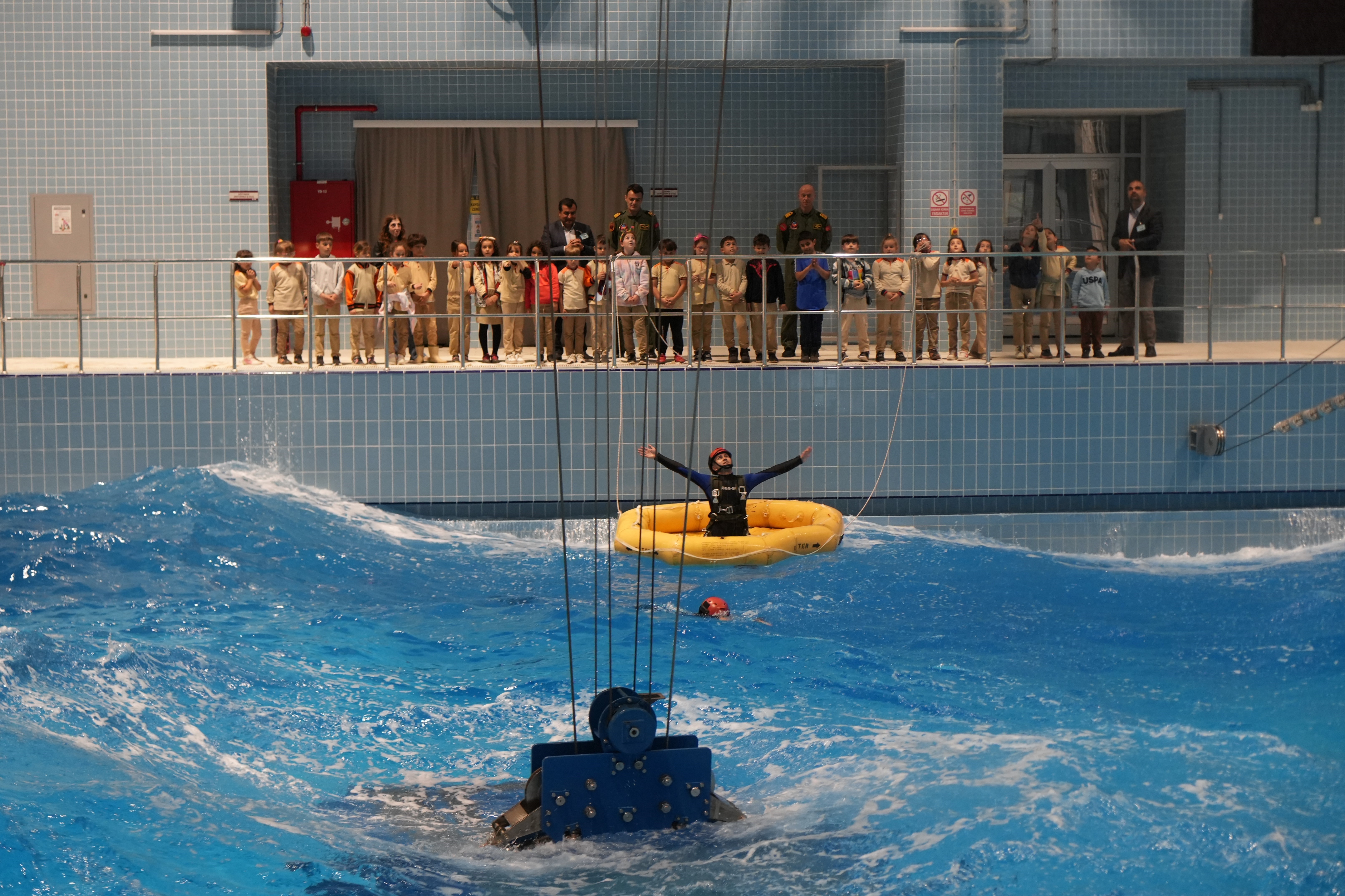 Pilotlardan çocuklara 23 Nisan jesti