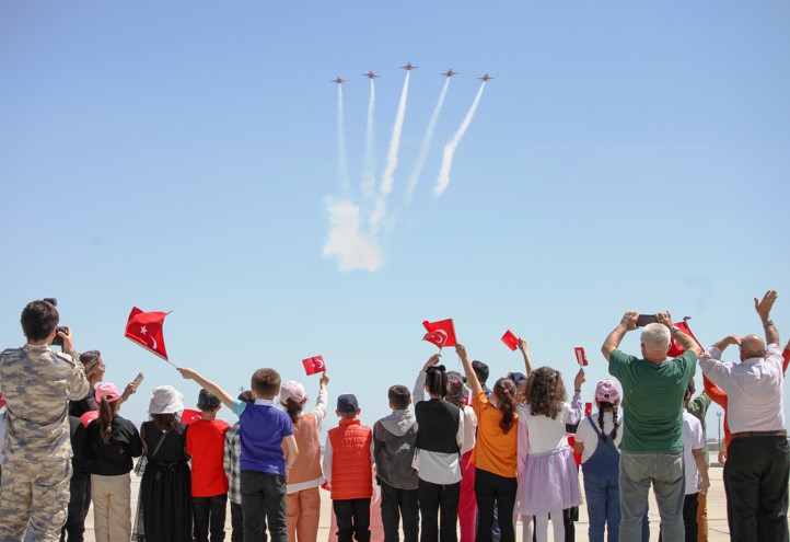 Pilotlardan çocuklara 23 Nisan jesti