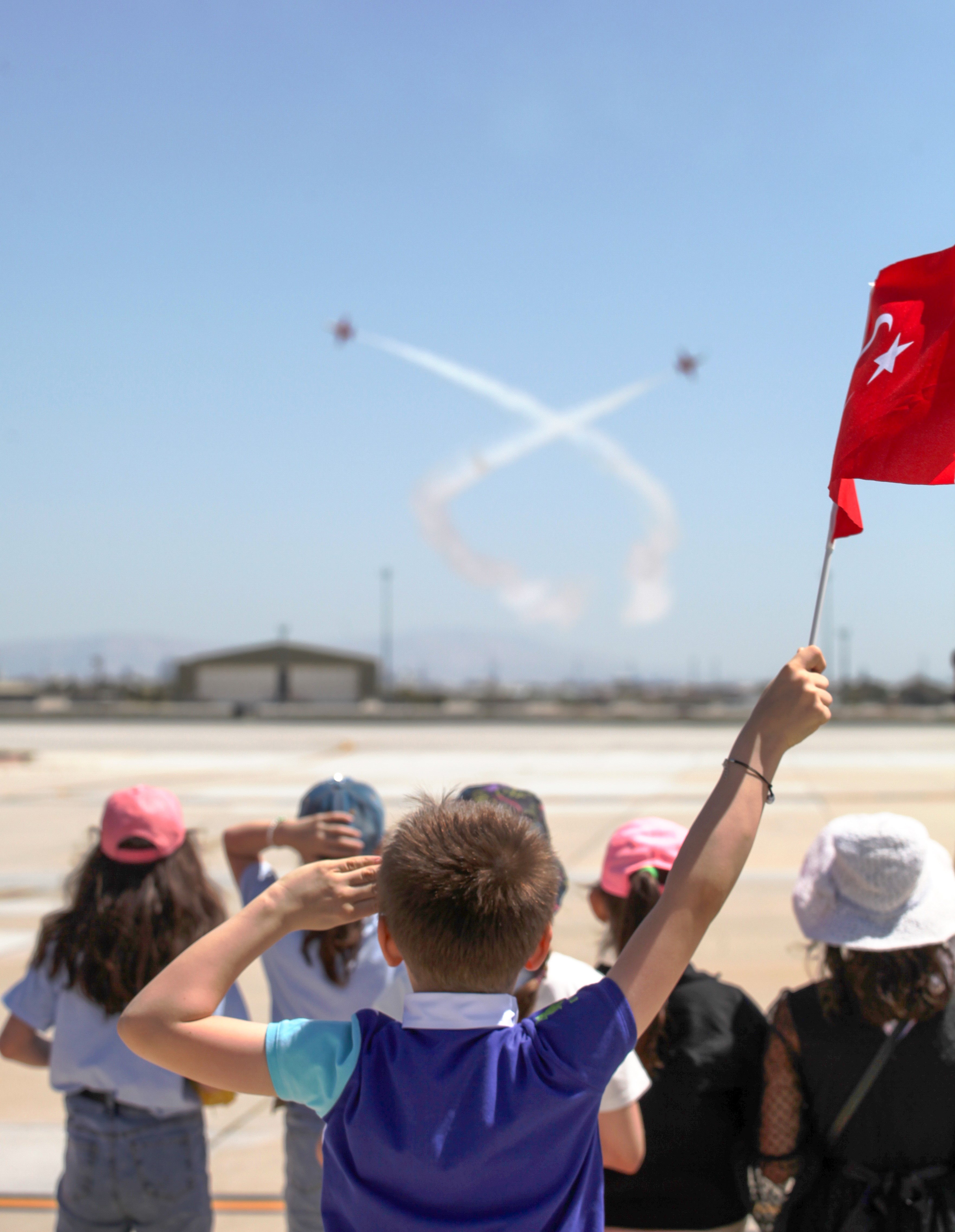 Pilotlardan çocuklara 23 Nisan jesti