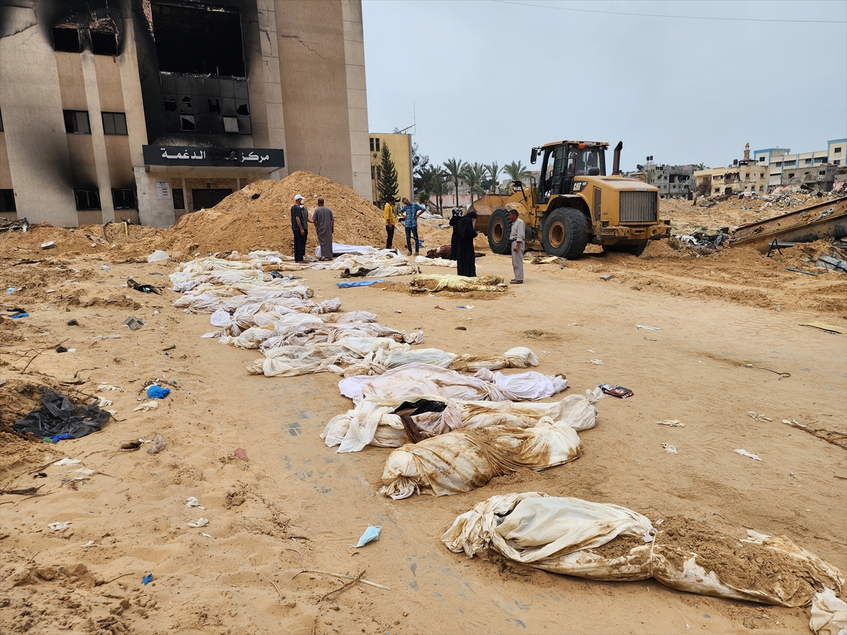 Gazze'de İsrail katliamı: Toplu mezardan cesetler çıkmaya devam ediyor