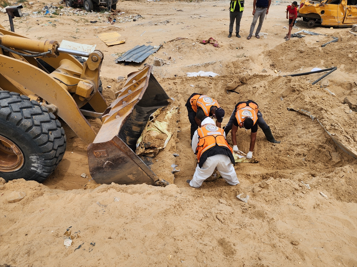 Gazze'de İsrail katliamı: Toplu mezardan cesetler çıkmaya devam ediyor